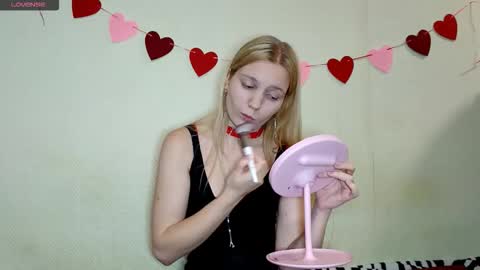 Snapshot of erlinefisk chatting on 11-23-25, 12:38 Amelie online show from 11-23-25, 12:38