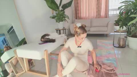 Snapshot of erotik_lady chatting on 09-10-25, 06:19 TINY online show from 09-10-25, 06:19