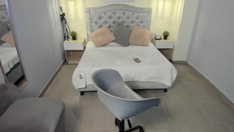 Escarlet online show from 10-17-25, 01:46