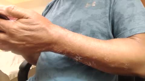 Snapshot of escorpion51 chatting on 12-12-24, 01:10 escorpion51 online show from 12-12-24, 01:10