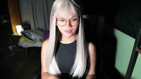 Snapshot of esilchan chatting on 10-21-25, 02:01 Chelliane online show from 10-21-25, 02:01