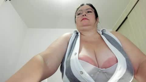 Esmeralda online show from 02-28-25, 01:58
