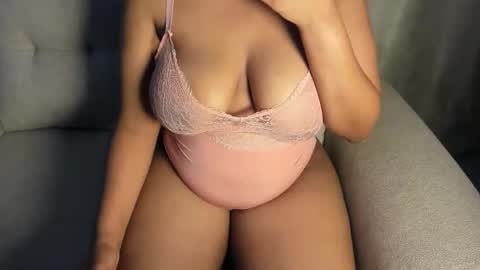 Esme online show from 11-08-25, 10:19