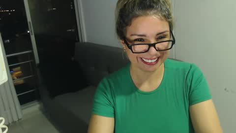 Snapshot of esperanza86_ chatting on 12-24-24, 12:00 Juliana online show from 12-24-24, 12:00