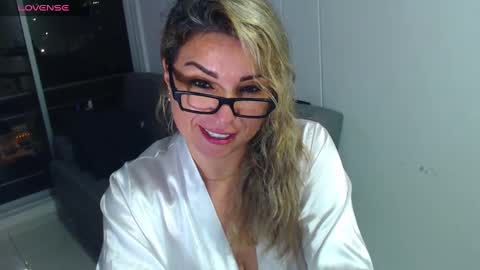 Snapshot of esperanza86_ chatting on 12-25-24, 01:53 Juliana online show from 12-25-24, 01:53