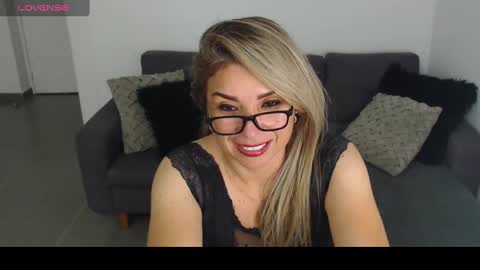 Snapshot of esperanza86_ chatting on 01-25-25, 11:54 Juliana online show from 01-25-25, 11:54