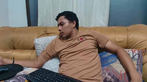 Snapshot of estebancot0314 chatting on 10-27-25, 05:33 Esteban online show from 10-27-25, 05:33