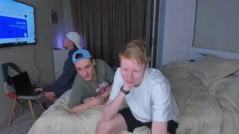 Snapshot of esthetics_boys chatting on 02-03-26, 04:21 LOUIS online show from 02-03-26, 04:21