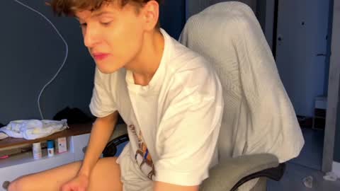 Snapshot of estremecerse chatting on 12-28-24, 09:20 Alex online show from 12-28-24, 09:20