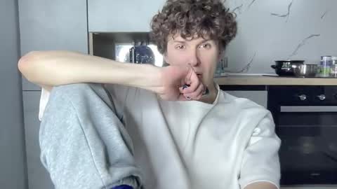 Snapshot of estremecerse chatting on 02-25-26, 11:31 Alex online show from 02-25-26, 11:31