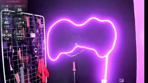 Cloe and Megan online show from 11-18-25, 07:18