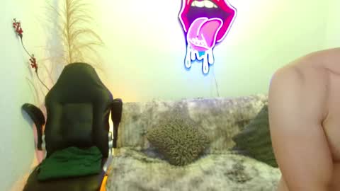 Snapshot of ethanblaze_ chatting on 11-08-25, 11:43 ethanblaze_ online show from 11-08-25, 11:43