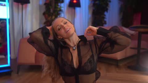 Snapshot of eva_fashionista chatting on 10-10-25, 03:05 Eva online show from 10-10-25, 03:05