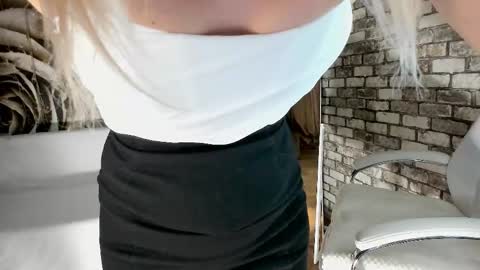 Snapshot of eva_melow chatting on 11-16-25, 08:31 Eva online show from 11-16-25, 08:31