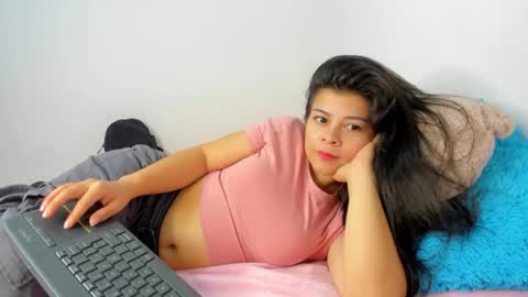 Snapshot of eva_sweet2 chatting on 10-16-25, 01:45 Estefania online show from 10-16-25, 01:45