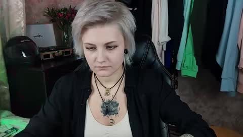 Snapshot of evabrownie chatting on 02-05-25, 01:00 Eva Brownie online show from 02-05-25, 01:00