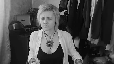 Snapshot of evabrownie chatting on 02-18-25, 08:27 Eva Brownie online show from 02-18-25, 08:27