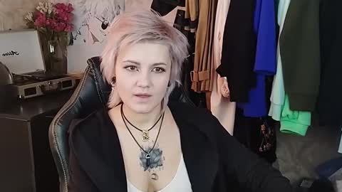 Snapshot of evabrownie chatting on 02-19-25, 10:34 Eva Brownie online show from 02-19-25, 10:34