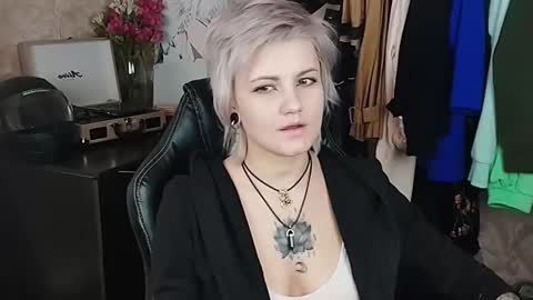 Snapshot of evabrownie chatting on 02-19-25, 01:39 Eva Brownie online show from 02-19-25, 01:39