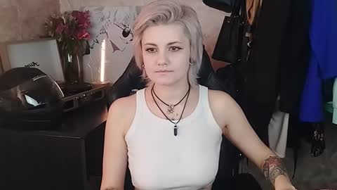 Snapshot of evabrownie chatting on 02-24-25, 12:05 Eva Brownie online show from 02-24-25, 12:05