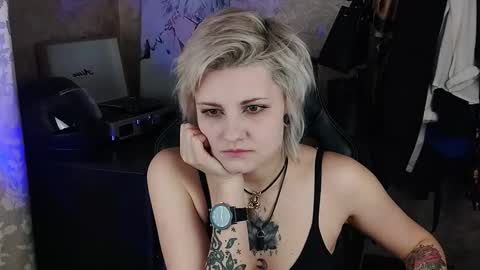 Snapshot of evabrownie chatting on 03-05-25, 12:11 Eva Brownie online show from 03-05-25, 12:11