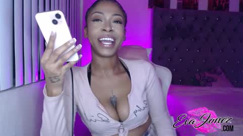 Snapshot of evajonez chatting on 01-23-25, 07:22 Eva online show from 01-23-25, 07:22