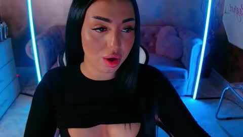 Snapshot of evanew_ chatting on 10-19-25, 05:13 Eva online show from 10-19-25, 05:13