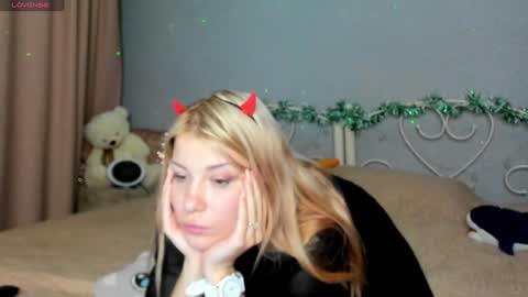 Snapshot of evasunshine18 chatting on 12-14-24, 03:18 Eva online show from 12-14-24, 03:18