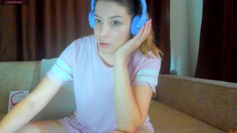 Snapshot of evasunshine18 chatting on 09-29-25, 07:46 Eva online show from 09-29-25, 07:46