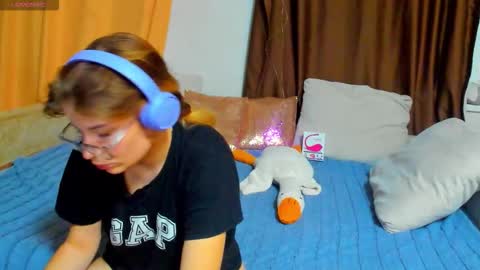 Snapshot of evasunshine18 chatting on 11-18-25, 01:11 Eva online show from 11-18-25, 01:11