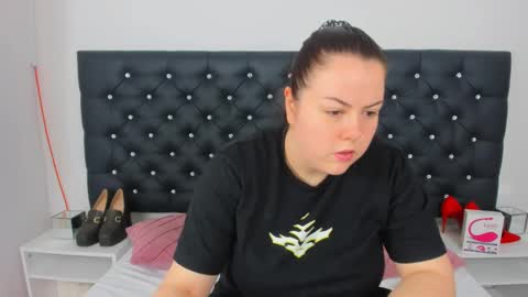 Snapshot of evawetdream chatting on 12-23-24, 06:22 Eva online show from 12-23-24, 06:22