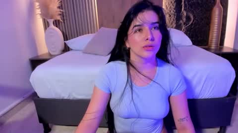 Snapshot of evelin_lopezz chatting on 10-29-25, 02:36 E V E L I N online show from 10-29-25, 02:36