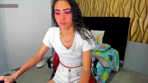 Snapshot of evelin_shy chatting on 11-15-25, 04:32 Evelin online show from 11-15-25, 04:32