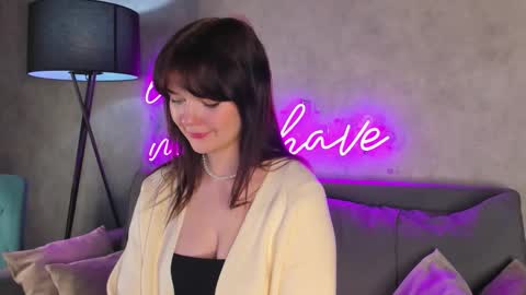Evelina  online show from 10-05-25, 01:04