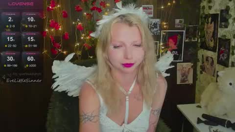 Snapshot of evelittlesinner chatting on 10-30-25, 11:49 Eve online show from 10-30-25, 11:49