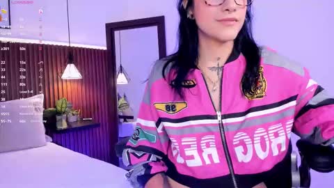 Snapshot of evelyn_samantha chatting on 10-19-25, 02:12 evelyn online show from 10-19-25, 02:12