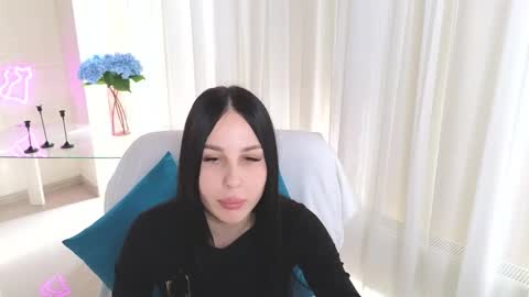 Snapshot of evelynanux chatting on 11-17-25, 11:05 Evelyn online show from 11-17-25, 11:05