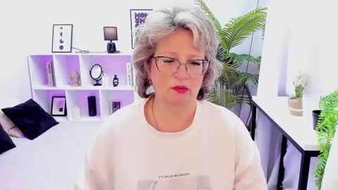 Snapshot of evelynblissful chatting on 11-28-25, 05:21 Evelyn online show from 11-28-25, 05:21