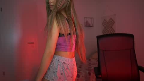 evelyncage_ online show from 12-18-24, 07:30