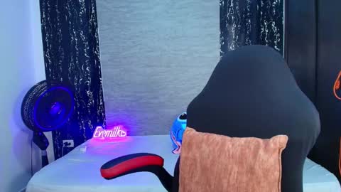 Snapshot of evemilk chatting on 02-11-26, 08:47 evelin 3 online show from 02-11-26, 08:47