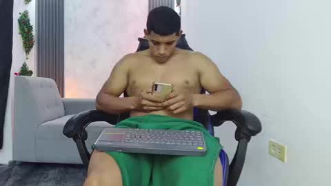 Snapshot of evessinn chatting on 09-13-25, 12:43 luis online show from 09-13-25, 12:43