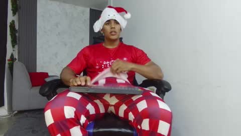 Snapshot of evessinn chatting on 12-04-25, 12:20 luis online show from 12-04-25, 12:20