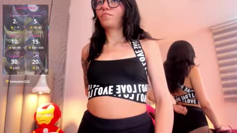 eviegothel_ online show from 11-22-25, 07:57