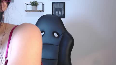 Snapshot of evilthoughts_ chatting on 12-23-25, 03:04 Sofia and David online show from 12-23-25, 03:04