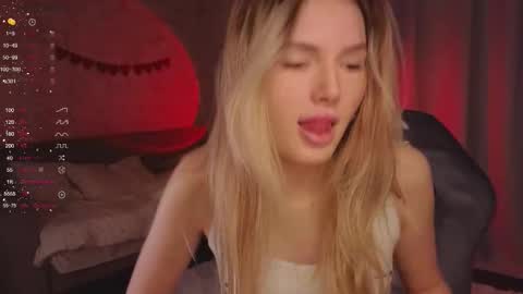 Snapshot of evilyn_next_door chatting on 11-16-25, 11:16 Evelyn online show from 11-16-25, 11:16