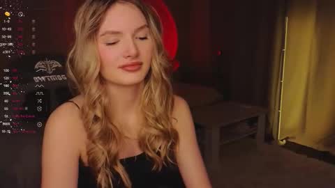 Snapshot of evilyn_next_door chatting on 11-21-25, 12:37 Evelyn online show from 11-21-25, 12:37