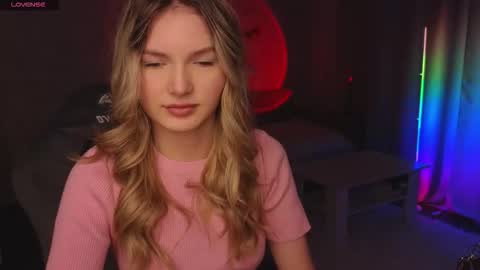 Snapshot of evilyn_next_door chatting on 11-22-25, 11:42 Evelyn online show from 11-22-25, 11:42