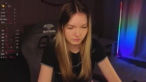 Snapshot of evilyn_next_door chatting on 12-04-25, 08:56 Evelyn online show from 12-04-25, 08:56