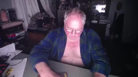 Snapshot of exceos chatting on 12-21-24, 02:58 EXCEOS online show from 12-21-24, 02:58