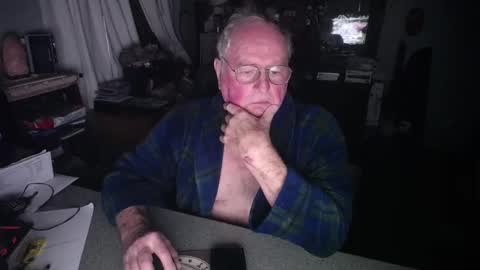 Snapshot of exceos chatting on 12-23-24, 03:01 EXCEOS online show from 12-23-24, 03:01